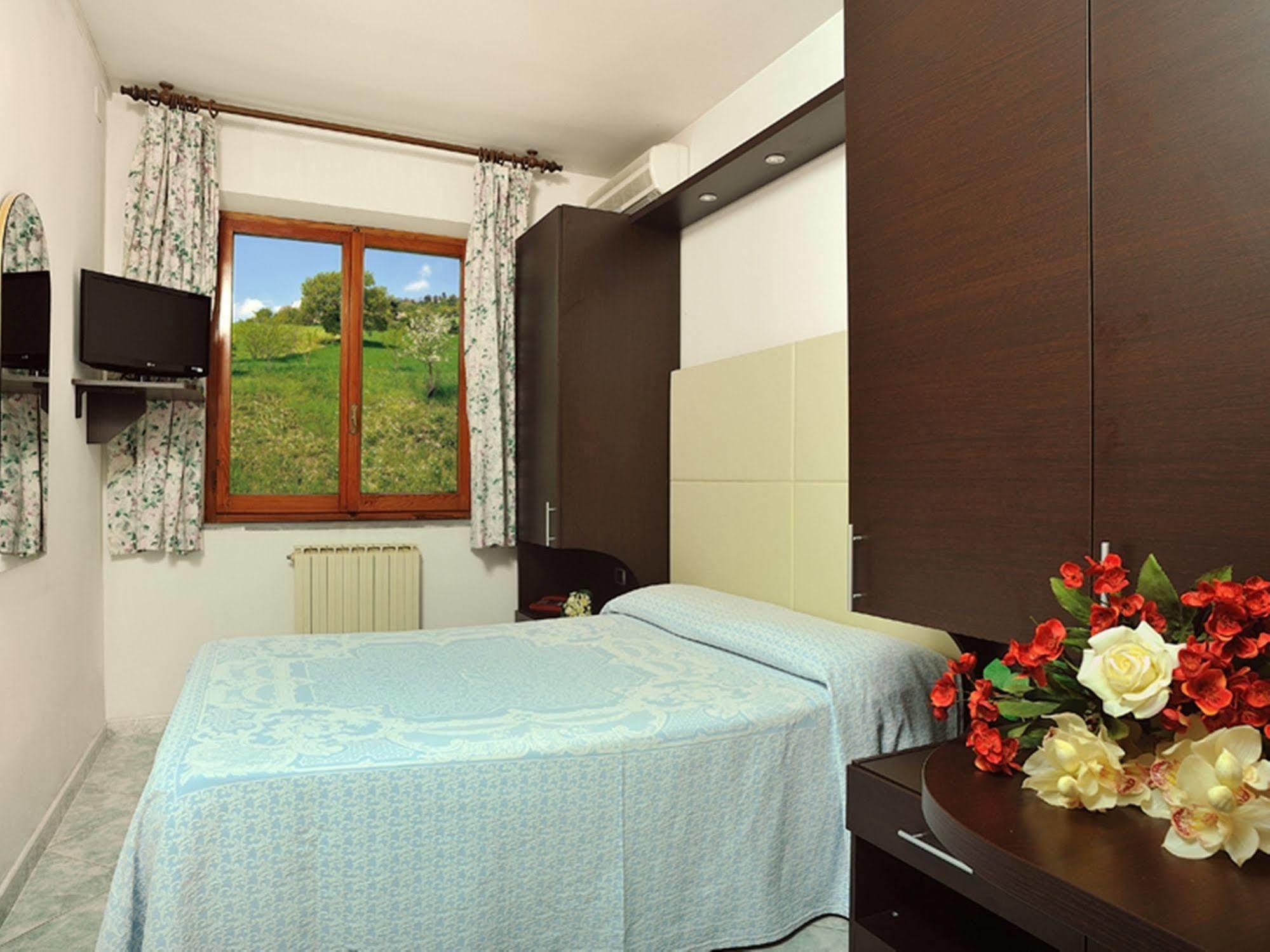 Hotel La Meridiana Урбино Екстериор снимка