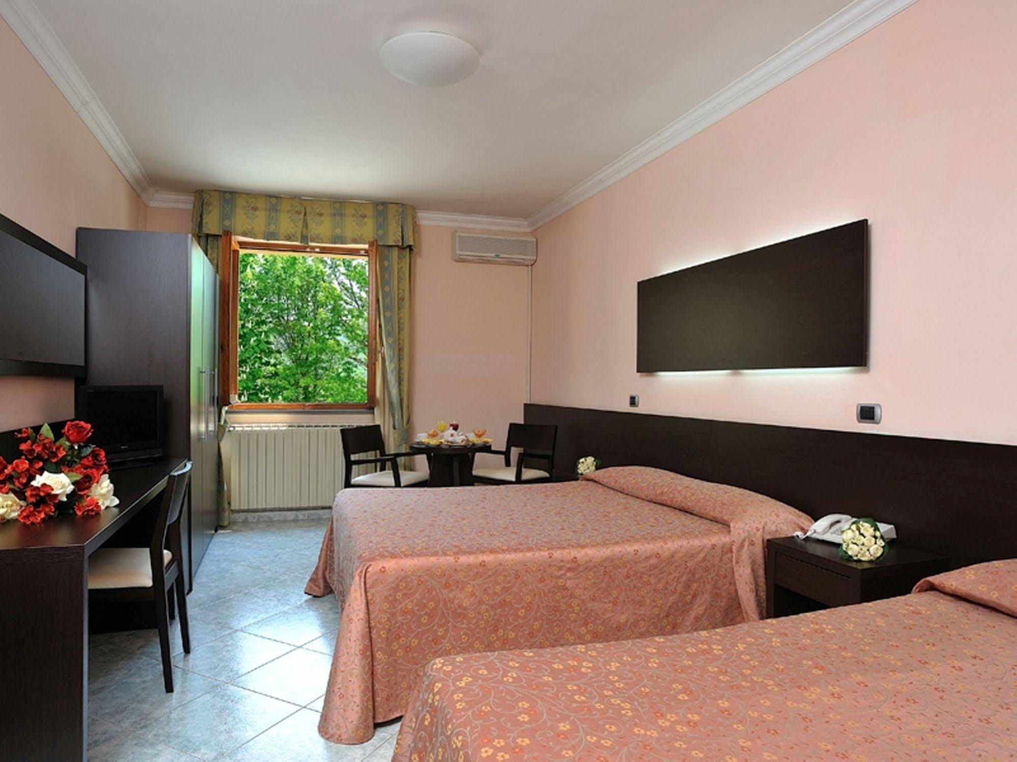 Hotel La Meridiana Урбино Екстериор снимка