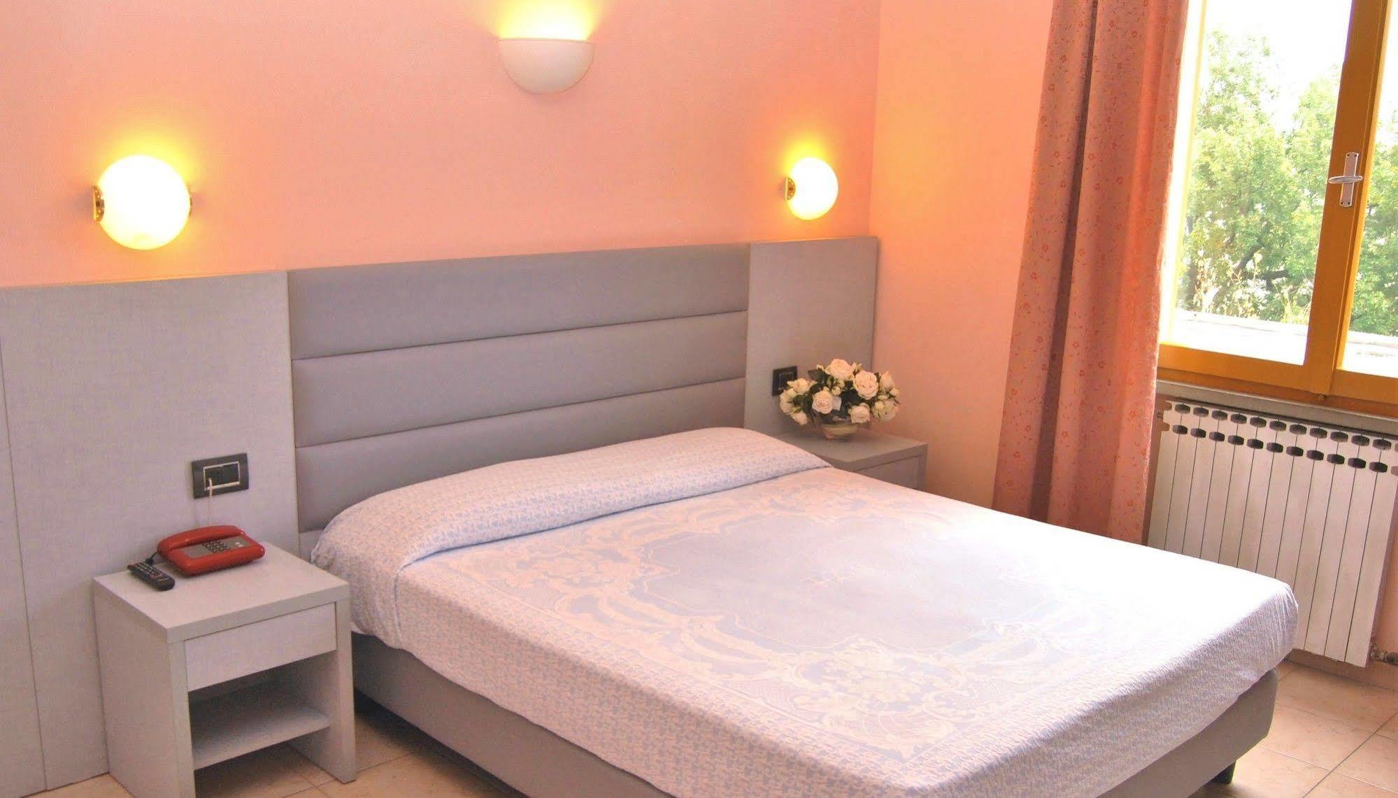 Hotel La Meridiana Урбино Екстериор снимка