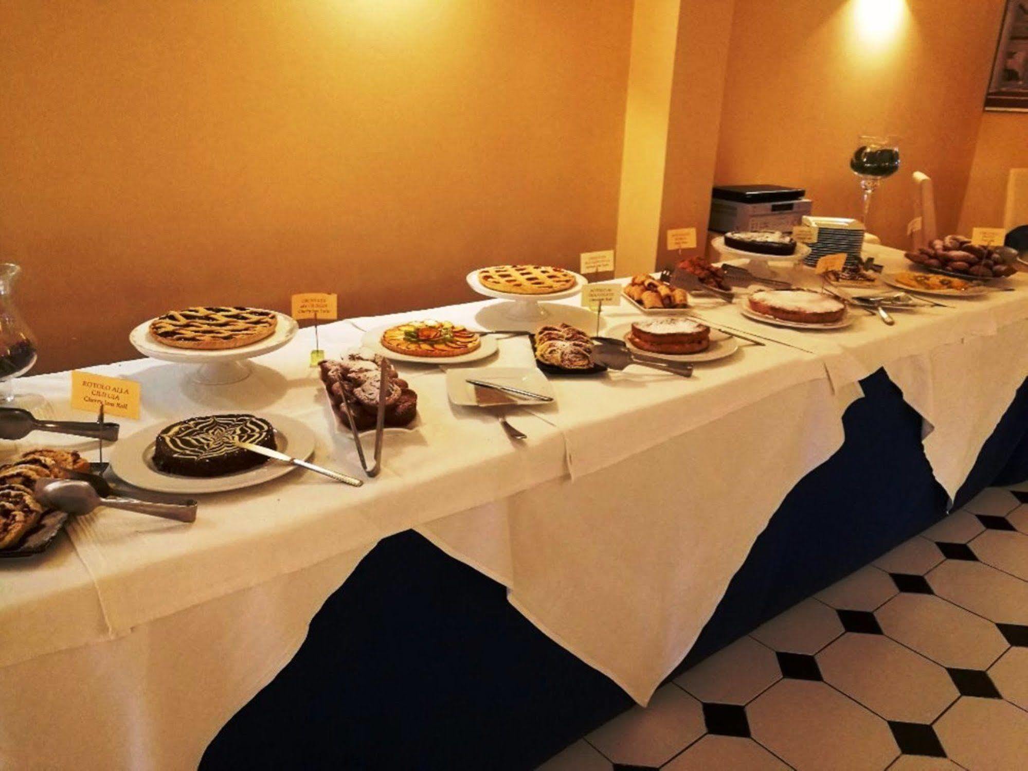 Hotel La Meridiana Урбино Екстериор снимка