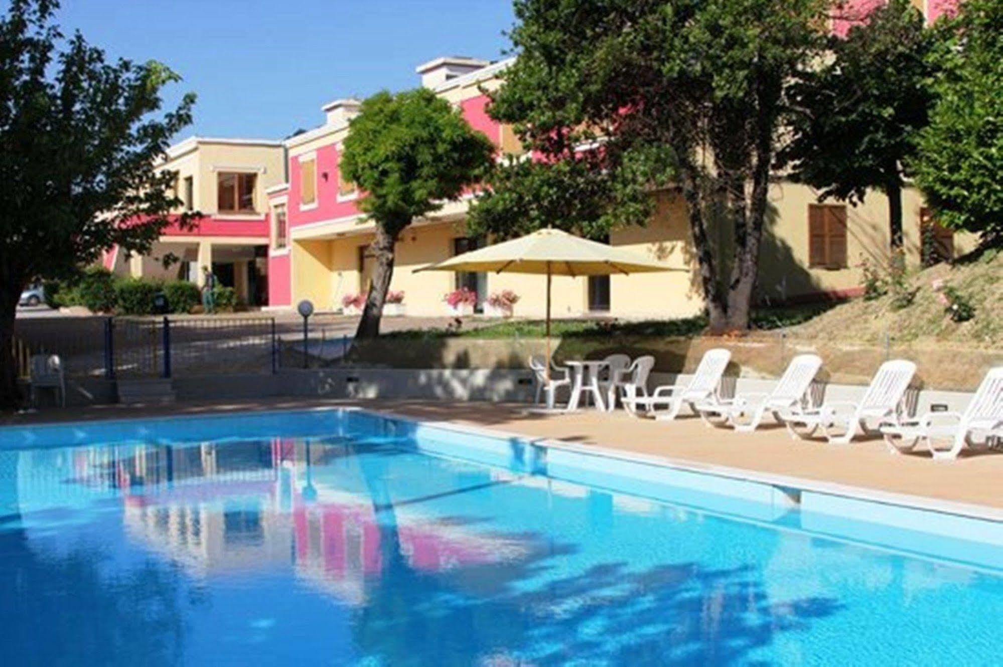 Hotel La Meridiana Урбино Екстериор снимка